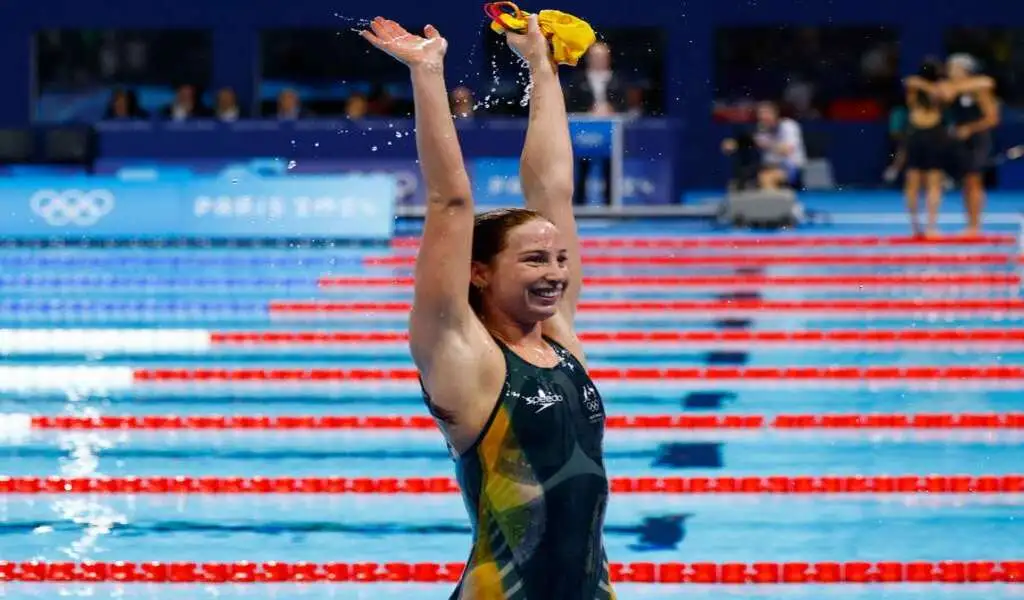 Mollie O'Callaghan win Gold and Sets Olympic Record in Women's 200m Freestyle