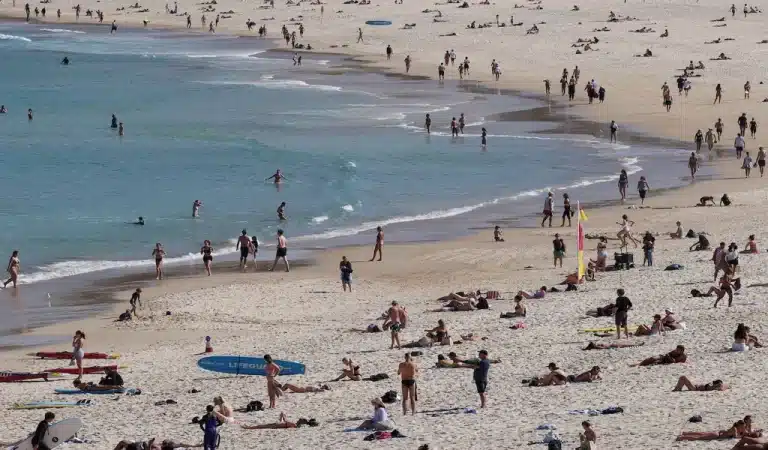 Australia’s East Coast Faces Record-Breaking Warmth and Strong Winds