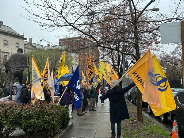 Pro-Khalistanis Sikhs, Hindu Temple, Brampton, Ontario