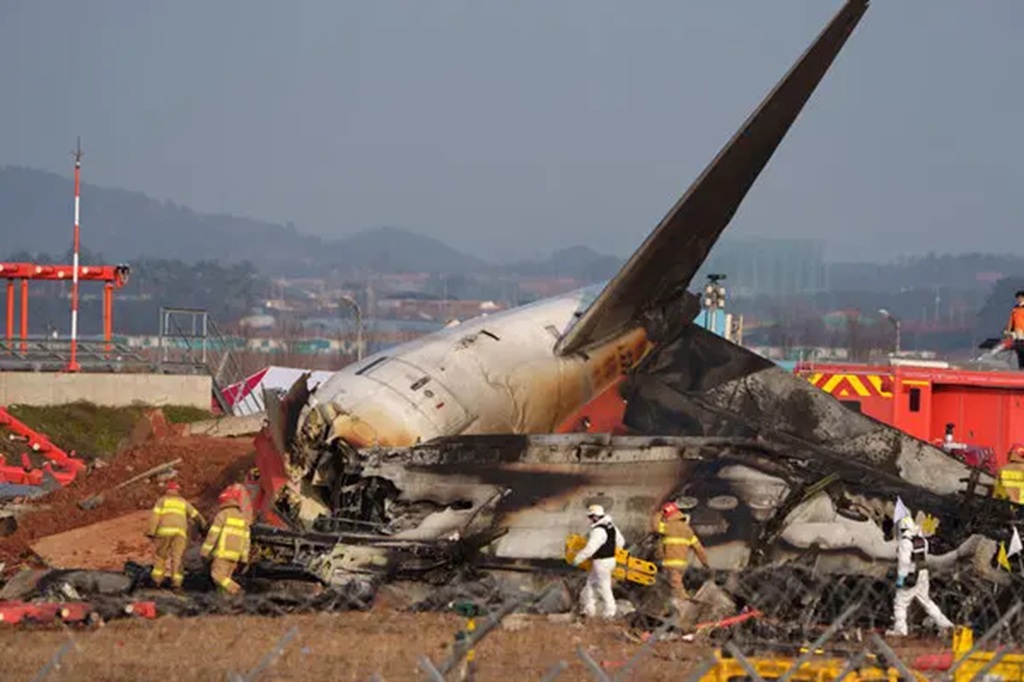 South Korea plane crash: country mourns as investigations into cause of Jeju Air disaster begin