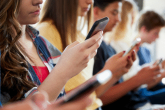 Teens in Canada Addicted to their Cell Phones and Social Media