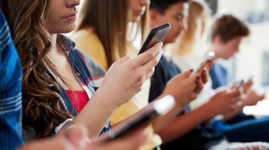 Teens in Canada Addicted to their Cell Phones and Social Media
